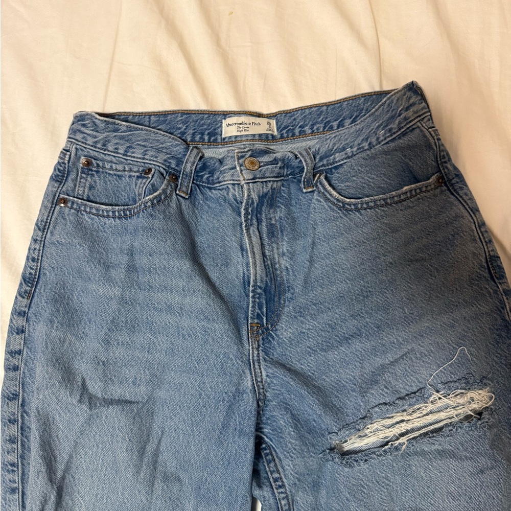 Abercrombie & Fitch Distressed Light Wash Jeans High Rise ‘the loose’- 29L